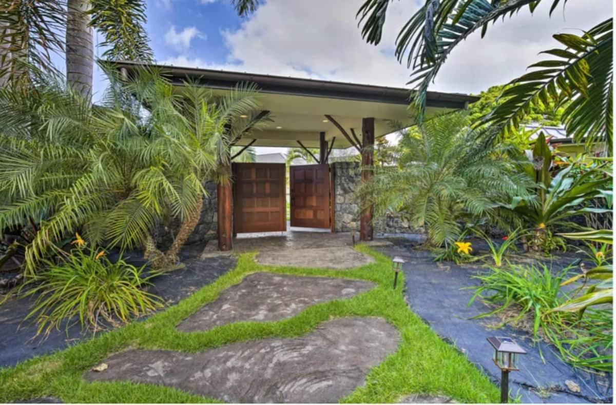 Sweeping Ocean Views Ideal Location Gated Villa Kailua-Kona Exterior photo