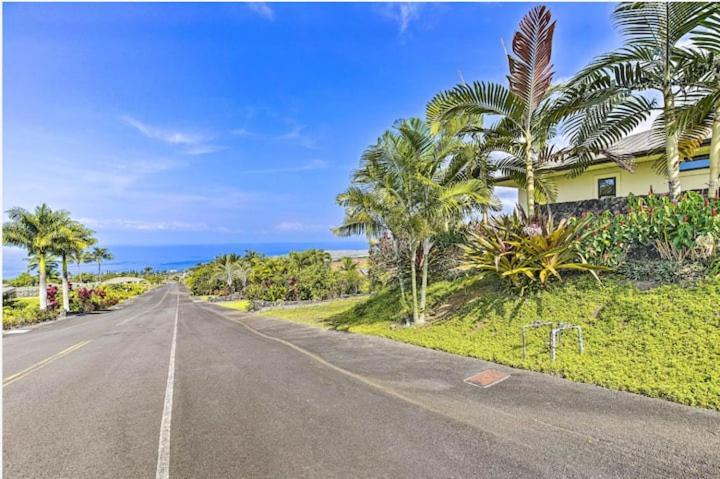 Sweeping Ocean Views Ideal Location Gated Villa Kailua-Kona Exterior photo